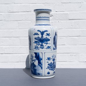 Un vase de forme rouleau en porcelaine de Chine en bleu et blanc, Kangxi — photo 32