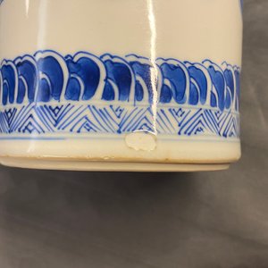 Un vase de forme rouleau en porcelaine de Chine en bleu et blanc, Kangxi — photo 11