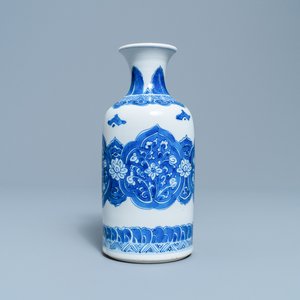 Un vase de forme rouleau en porcelaine de Chine en bleu et blanc, Kangxi — photo 3