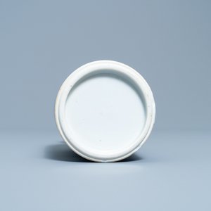 Un vase de forme rouleau en porcelaine de Chine en bleu et blanc, Kangxi — photo 6