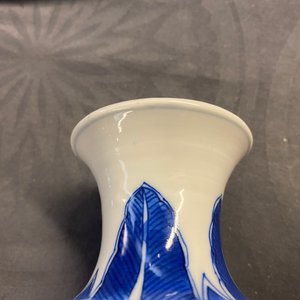 Un vase de forme rouleau en porcelaine de Chine en bleu et blanc, Kangxi — photo 7
