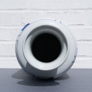Un vase de forme rouleau en porcelaine de Chine en bleu et blanc, Kangxi — photo 13