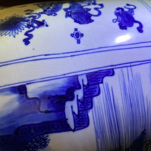 Un vase de forme rouleau en porcelaine de Chine en bleu et blanc, Kangxi — photo 21