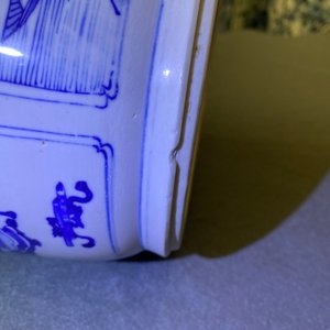 Un vase de forme rouleau en porcelaine de Chine en bleu et blanc, Kangxi — photo 24