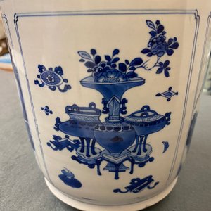 Un vase de forme rouleau en porcelaine de Chine en bleu et blanc, Kangxi — photo 27