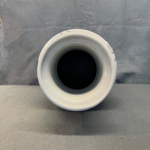 Un vase de forme rouleau en porcelaine de Chine en bleu et blanc, Kangxi — photo 38
