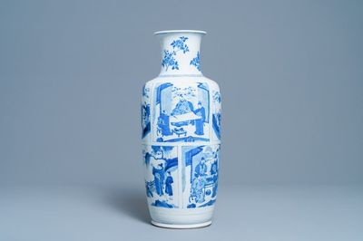 Un vase de forme rouleau en porcelaine de Chine en bleu et blanc, Kangxi
