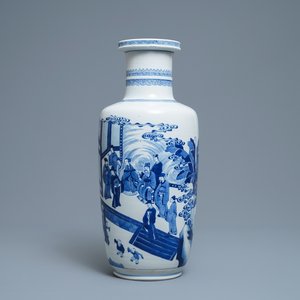 Un vase de forme rouleau en porcelaine de Chine en bleu et blanc, Kangxi — photo 1