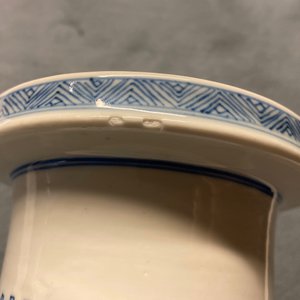 Un vase de forme rouleau en porcelaine de Chine en bleu et blanc, Kangxi — photo 17