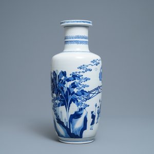 Un vase de forme rouleau en porcelaine de Chine en bleu et blanc, Kangxi — photo 4
