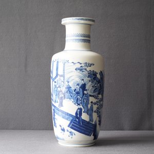 Un vase de forme rouleau en porcelaine de Chine en bleu et blanc, Kangxi — photo 7