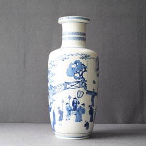 Un vase de forme rouleau en porcelaine de Chine en bleu et blanc, Kangxi — photo 9