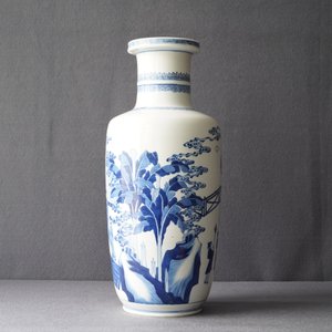 Un vase de forme rouleau en porcelaine de Chine en bleu et blanc, Kangxi — photo 10