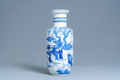 Un vase de forme rouleau en porcelaine de Chine en bleu et blanc, marque de Kangxi, 19/20ème