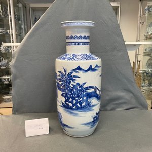 Un vase de forme rouleau en porcelaine de Chine en bleu et blanc, marque de Kangxi, 19/20ème — photo 15