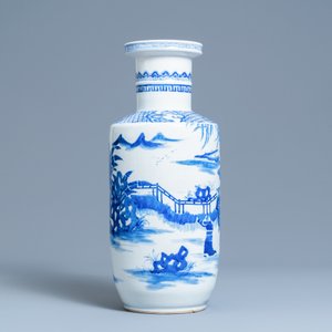 Un vase de forme rouleau en porcelaine de Chine en bleu et blanc, marque de Kangxi, 19/20ème — photo 2