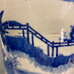 Un vase de forme rouleau en porcelaine de Chine en bleu et blanc, marque de Kangxi, 19/20ème — photo 8