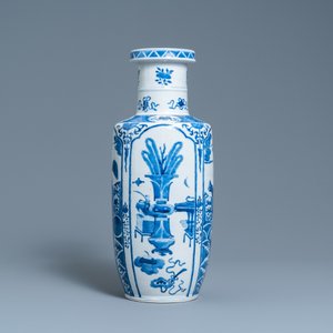 Un vase de forme rouleau en porcelaine de Chine en bleu et blanc, marque de Kangxi, 19ème — photo 4