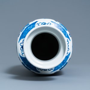 Un vase de forme rouleau en porcelaine de Chine en bleu et blanc, marque de Kangxi, 19ème — photo 5
