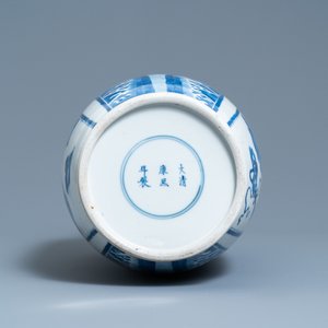 Un vase de forme rouleau en porcelaine de Chine en bleu et blanc, marque de Kangxi, 19ème — photo 6