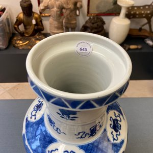 Un vase de forme rouleau en porcelaine de Chine en bleu et blanc, marque de Kangxi, 19ème — photo 7
