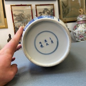 Un vase de forme rouleau en porcelaine de Chine en bleu et blanc, marque de Kangxi, 19ème — photo 10