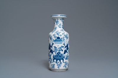 Un vase de forme rouleau en porcelaine de Chine en bleu et blanc, marque de Kangxi, 19ème