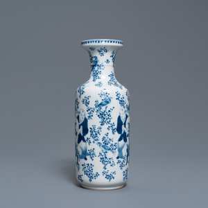 Un vase de forme rouleau en porcelaine de Chine en bleu et blanc, marque de Kangxi, 19ème — photo 4