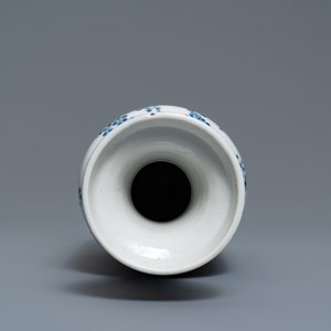 Un vase de forme rouleau en porcelaine de Chine en bleu et blanc, marque de Kangxi, 19ème — photo 5
