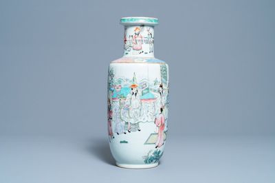 Un vase de forme rouleau en porcelaine de Chine famille rose, 19/20ème