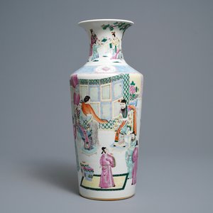 Un vase de forme rouleau en porcelaine de Chine famille rose, 19ème — photo 1