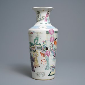 Un vase de forme rouleau en porcelaine de Chine famille rose, 19ème — photo 2