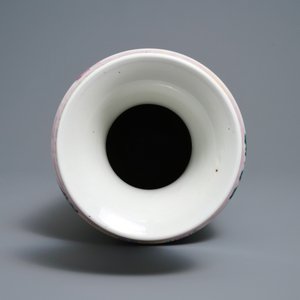 Un vase de forme rouleau en porcelaine de Chine famille rose, 19ème — photo 5