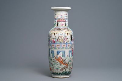 Un vase de forme rouleau en porcelaine de Chine famille rose, 19ème