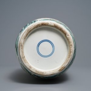 Un vase de forme rouleau en porcelaine de Chine famille rose, 19ème — photo 6