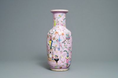 Un vase de forme rouleau en porcelaine de Chine famille rose, 19ème