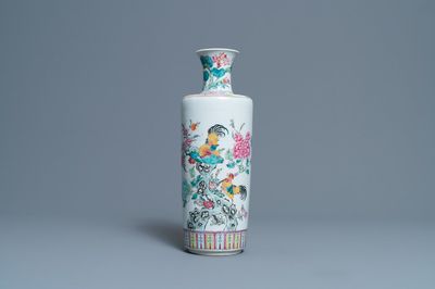Un vase de forme rouleau en porcelaine de Chine famille rose à décor de coqs, 19ème