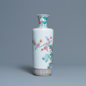 Un vase de forme rouleau en porcelaine de Chine famille rose à décor de coqs, 19ème — photo 2