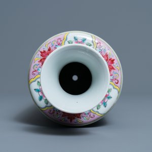 Un vase de forme rouleau en porcelaine de Chine famille rose à décor de coqs, 19ème — photo 5