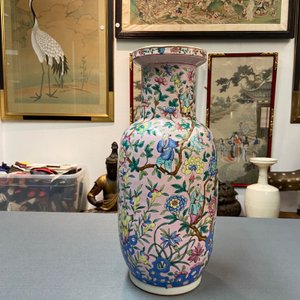 Un vase de forme rouleau en porcelaine de Chine famille rose à fond rose claire, 19ème — photo 12