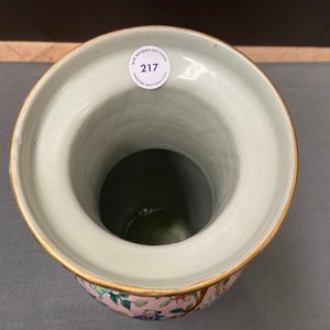 Un vase de forme rouleau en porcelaine de Chine famille rose à fond rose claire, 19ème — photo 13
