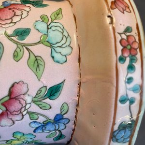 Un vase de forme rouleau en porcelaine de Chine famille rose à fond rose claire, 19ème — photo 7