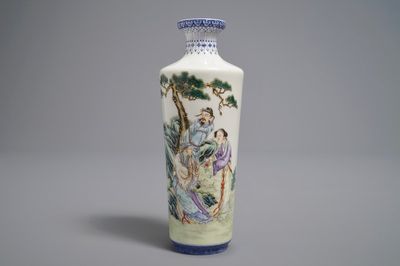 Un vase de forme rouleau en porcelaine de Chine famille rose coquille d'oeuf, marque de Qianlong, 20ème