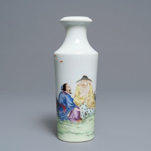 Un vase de forme rouleau en porcelaine de Chine famille rose, marque de Qianlong, République, 20ème — photo 1