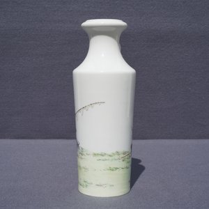 Un vase de forme rouleau en porcelaine de Chine famille rose, marque de Qianlong, République, 20ème — photo 8