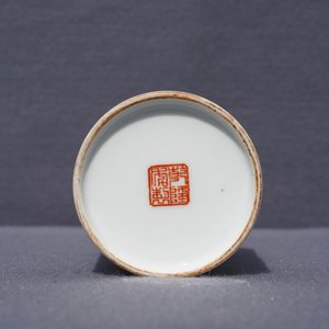 Un vase de forme rouleau en porcelaine de Chine famille rose, marque de Qianlong, République, 20ème — photo 9