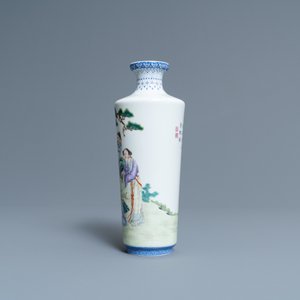 Un vase de forme rouleau en porcelaine de Chine famille rose, marque de Qianlong, République — photo 4