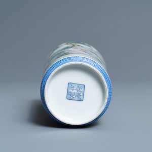 Un vase de forme rouleau en porcelaine de Chine famille rose, marque de Qianlong, République — photo 6