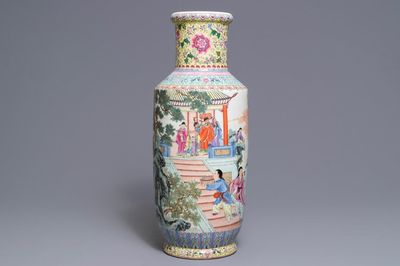 Un vase de forme rouleau en porcelaine de Chine famille rose, République, 20ème