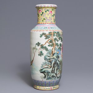 Un vase de forme rouleau en porcelaine de Chine famille rose, République, 20ème — photo 2